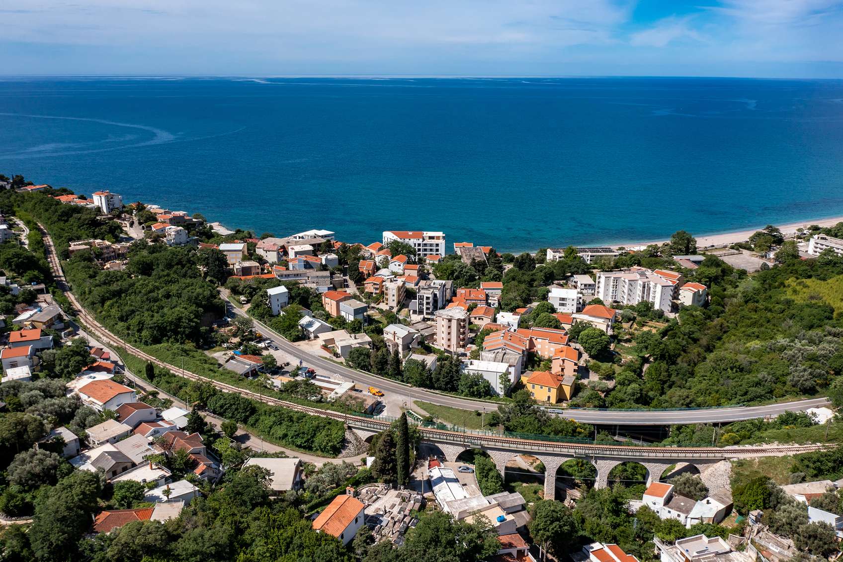 tengerparti város a magasból