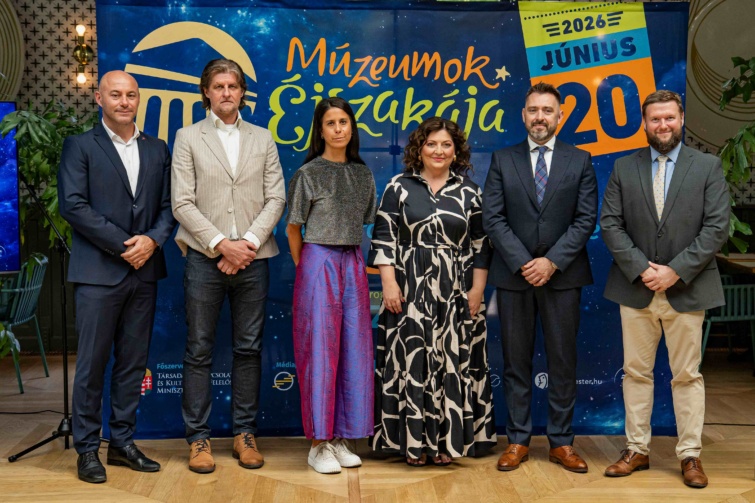 muzeumok ejszakasa_11zon - Startlap Utazás múzeumok éjszakája csoportkép