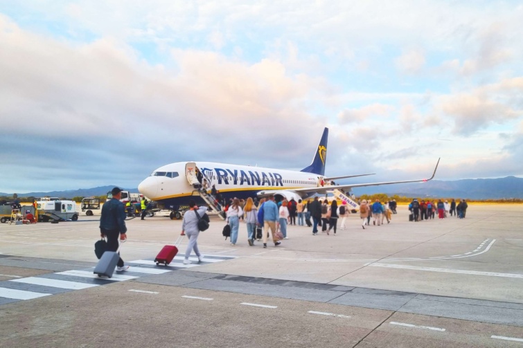 ryanair utasok_11zon - Startlap Utazás Ryanair gép felé tartó utasok