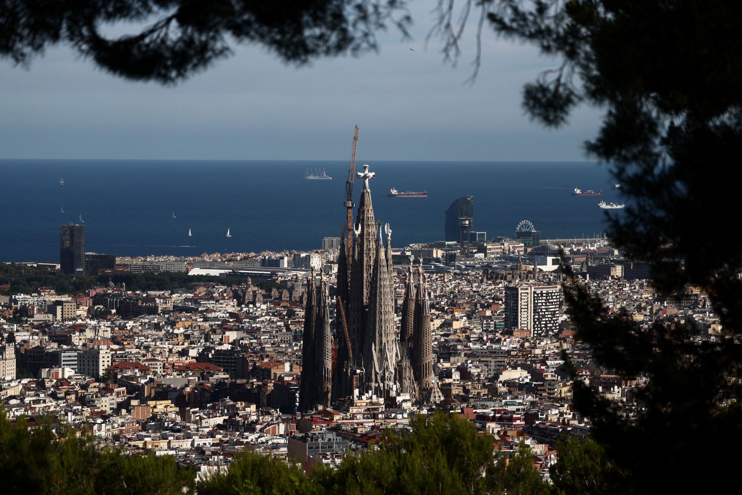 Tájképen látható a Sagrada Família, középpontban az elkészült és átadott Jézus-torony.
