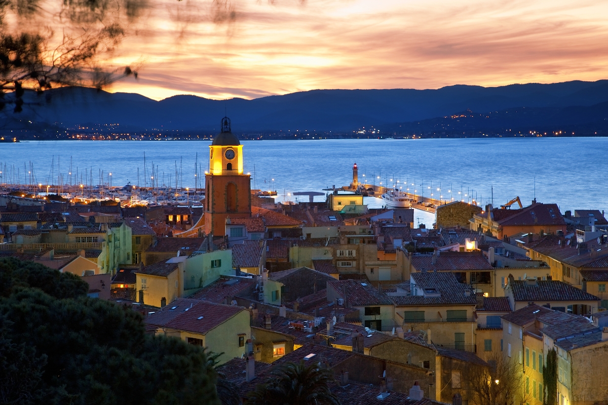 St Tropez, francia üdülőhely, jacht- és vitorláskikötő.