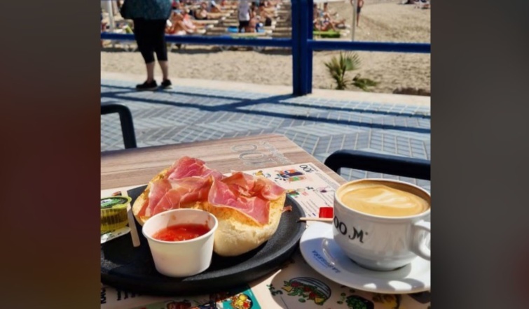 spanyolorszag-alicante-reggeli - Startlap Utazás Egy sonkás szendvics és kávé egy turista fotóján