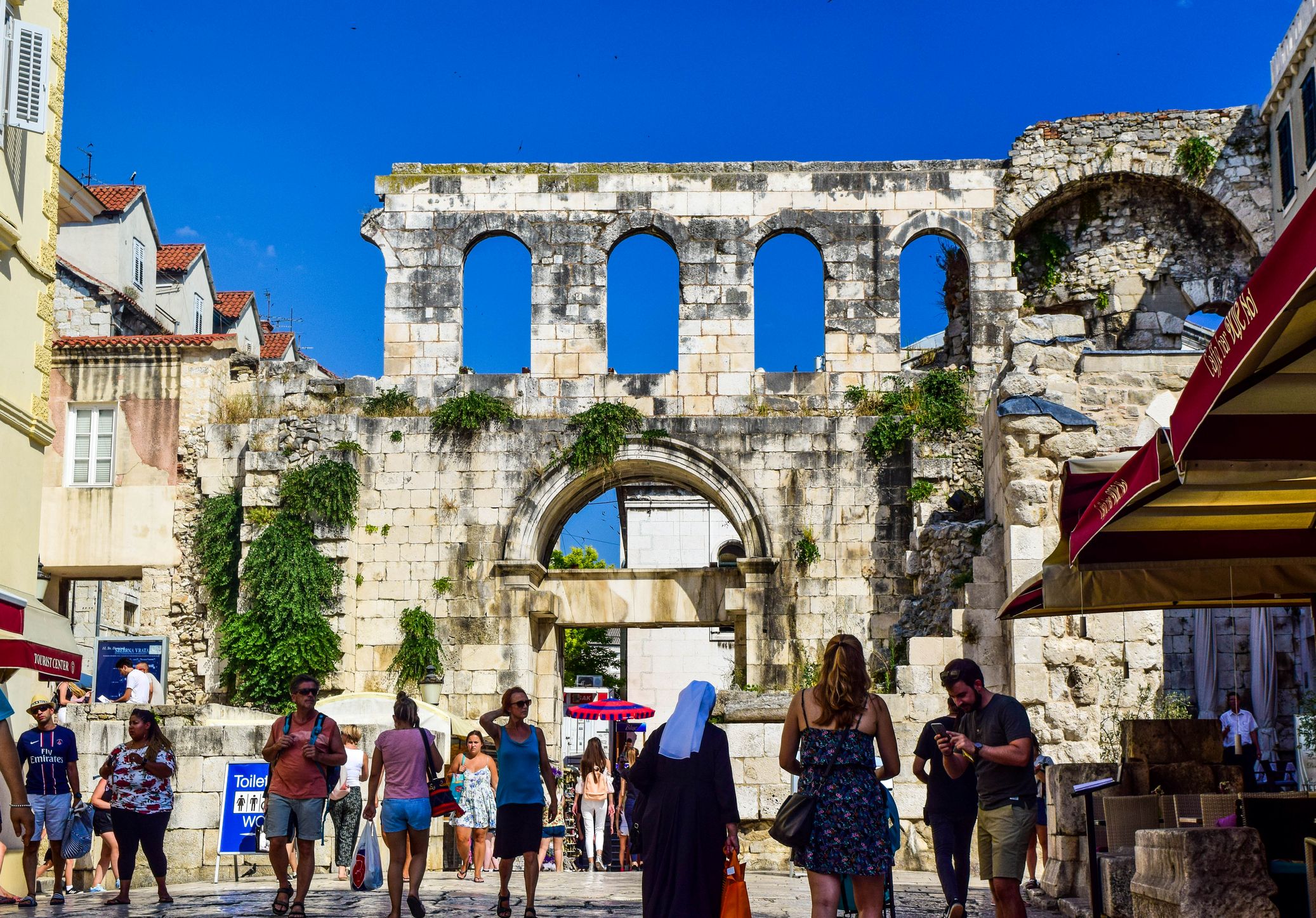 Turisták Diocletianus palotája közelében.