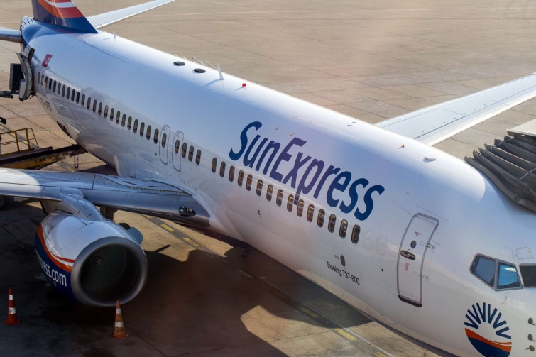 sunexpress feliratú repülőgép a kifutón