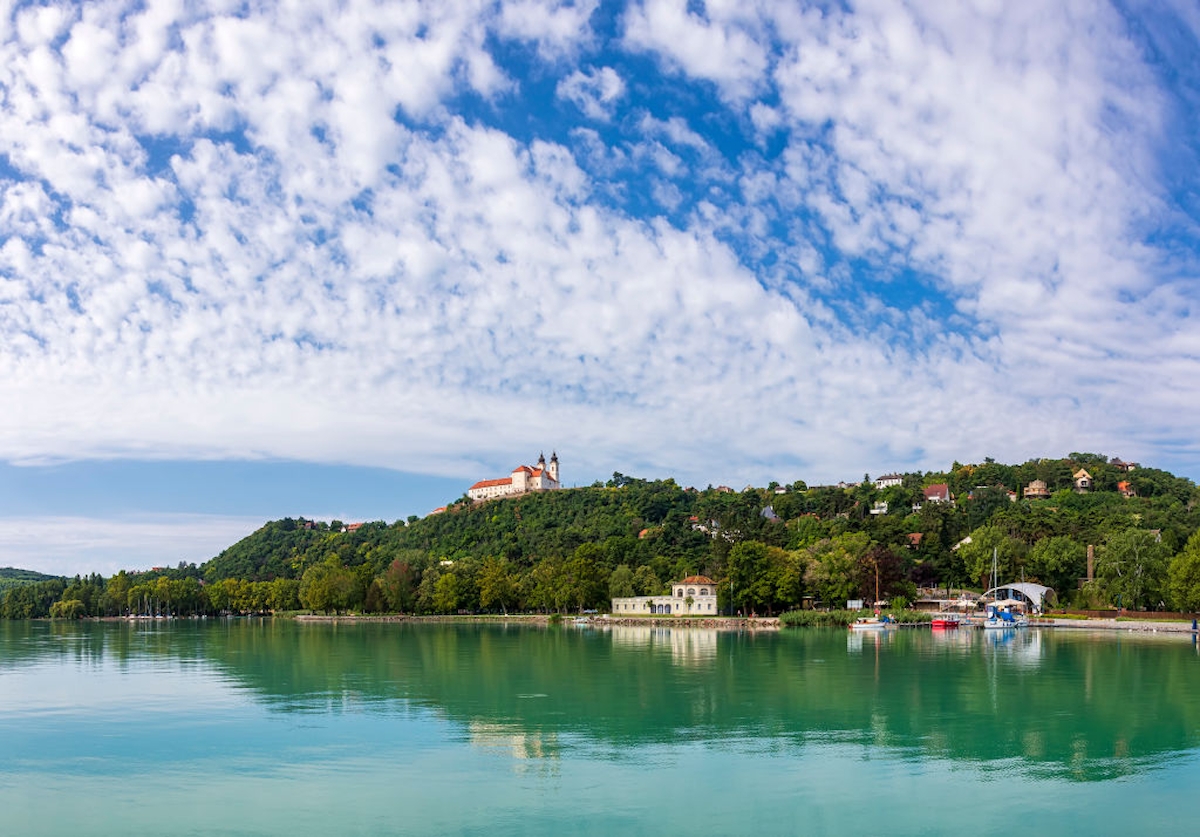 tihany_tavoli_ - Startlap Utazás Tihany a távolból, előtérben a Balaton türkizkék színe