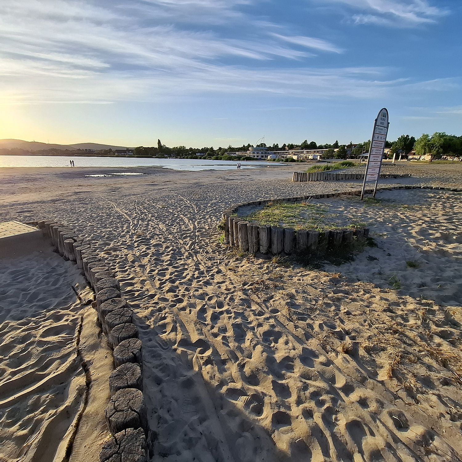 Kiszáradt strandszakasz a Velencei-tavon Velencénél.