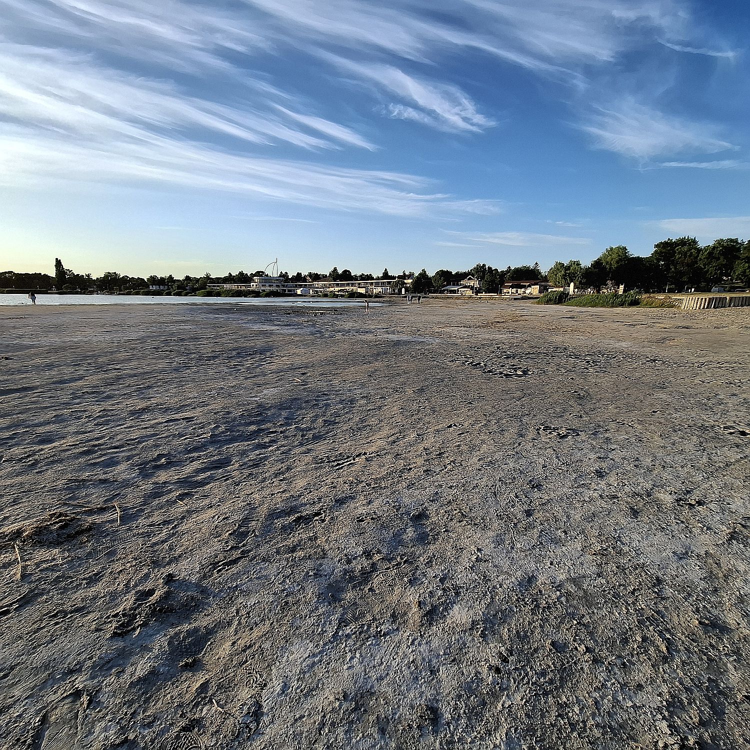 Kiszáradt strandszakasz a Velencei-tavon Velencénél.