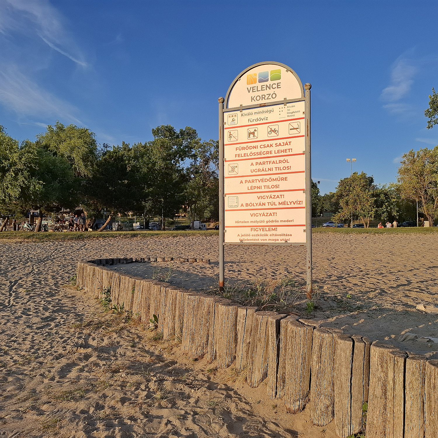 Strandszabályzat egy hirdetőtáblán a Velencei-tó velencei szabadstrandján.