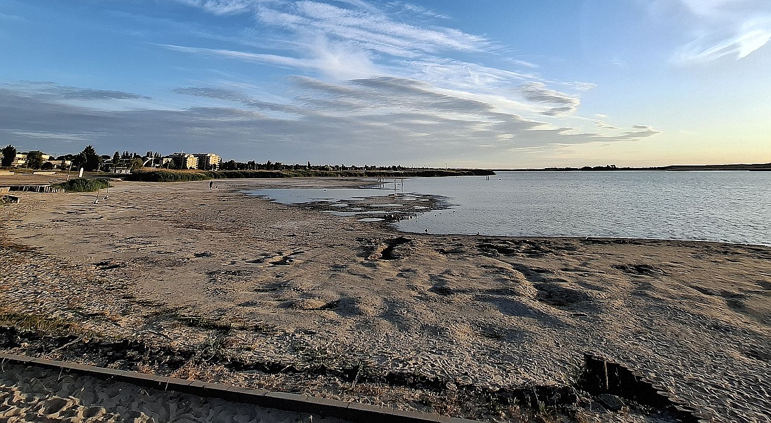 Kiszáradt strandszakasz a Velencei-tavon Velencénél.