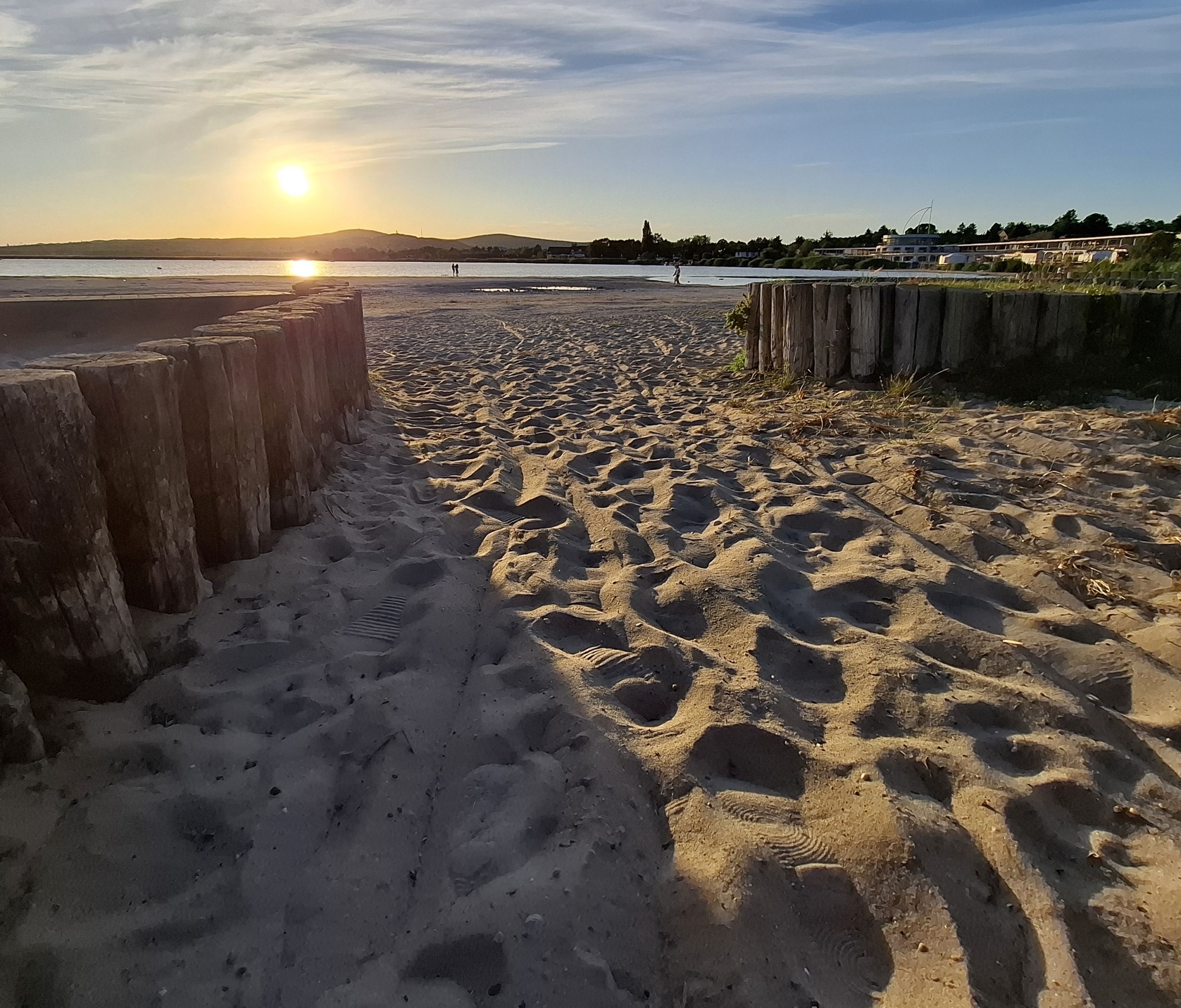Kiszáradt strandszakasz a Velencei-tavon Velencénél naplementében.
