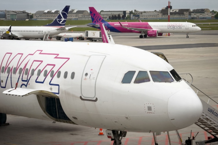 wizz air - Startlap Utazás Wizz Air repülőgépek a kifutópályán