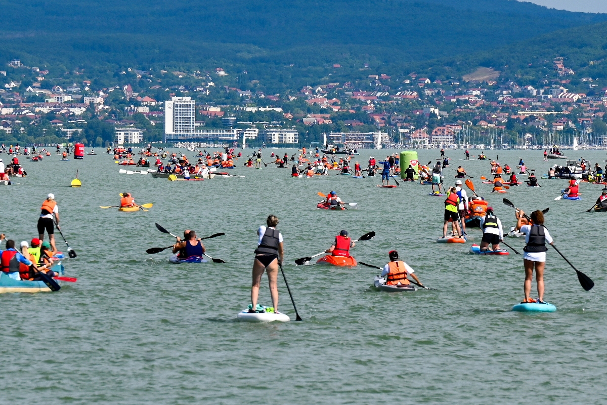 zamardi_balaton_ - Startlap Utazás Résztvevők a Balaton-átevezésen a zamárdi szabadstrandon 2025. július 12-én