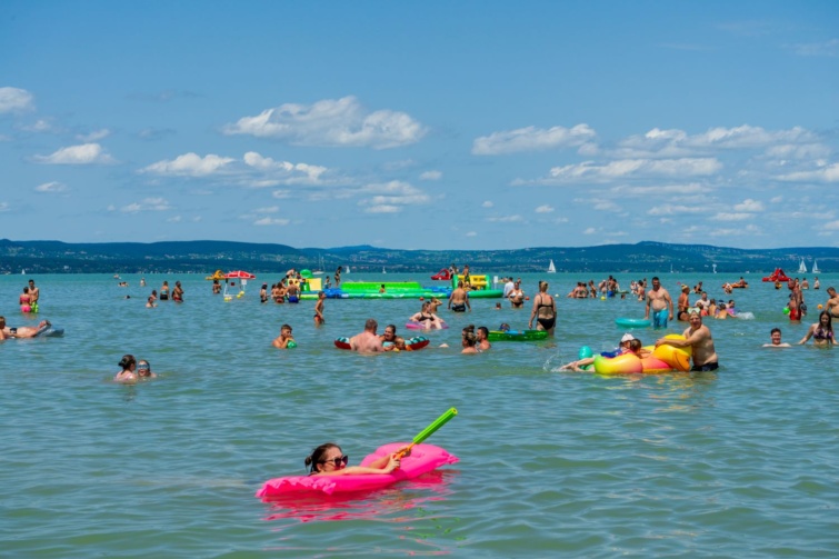GettyImages-2247779478 - Startlap Utazás Fotón a Balaton, és a benne strandolók láthatóak.