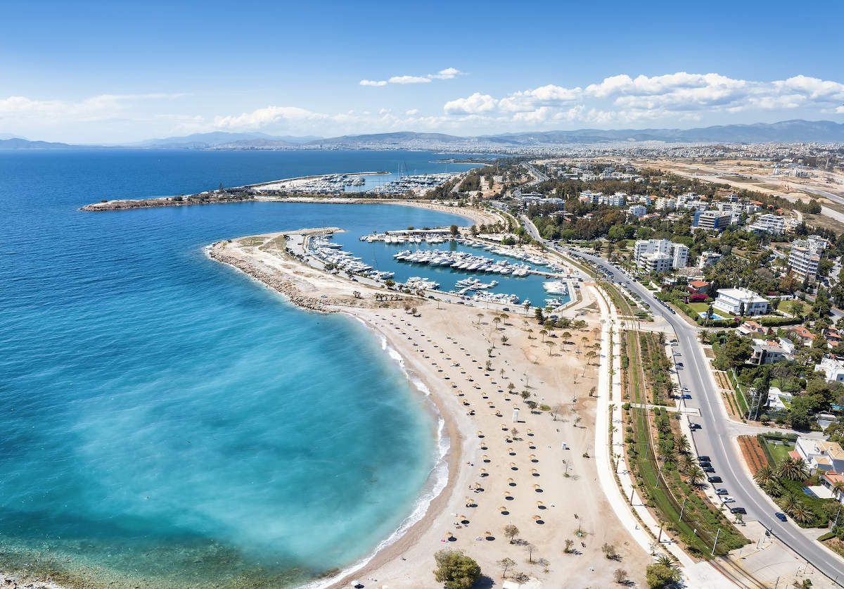 Légifelvételek a népszerű Glyfada partvidékről, Athén déli külvárosában, Görögországban, strandokkal, kikötőkkel és türkizkék tengerrel