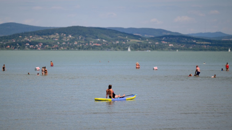 balaton-fonyod-strand - Startlap Utazás Strandolók a fonyódi Panoráma strandon 2026. július 10-én.