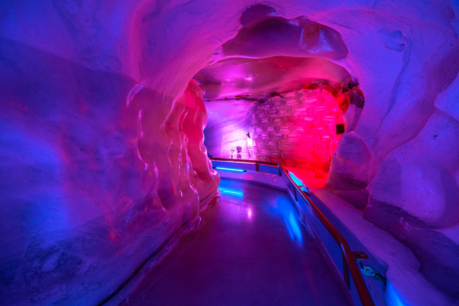 Neon fényekkel kivilágítótt gleccser ösvény.