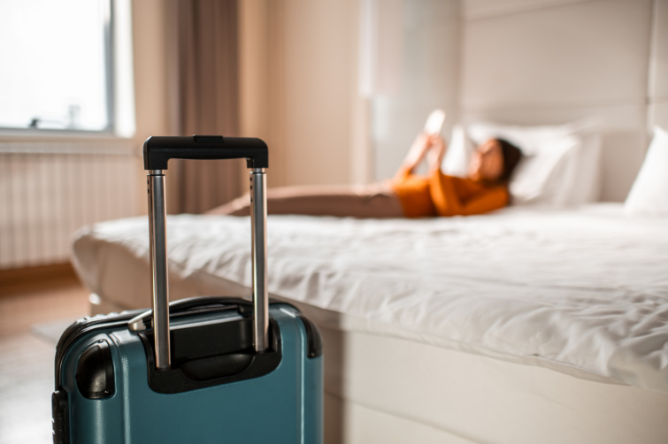 hotel - Startlap Utazás hotelszobában fekvő nő