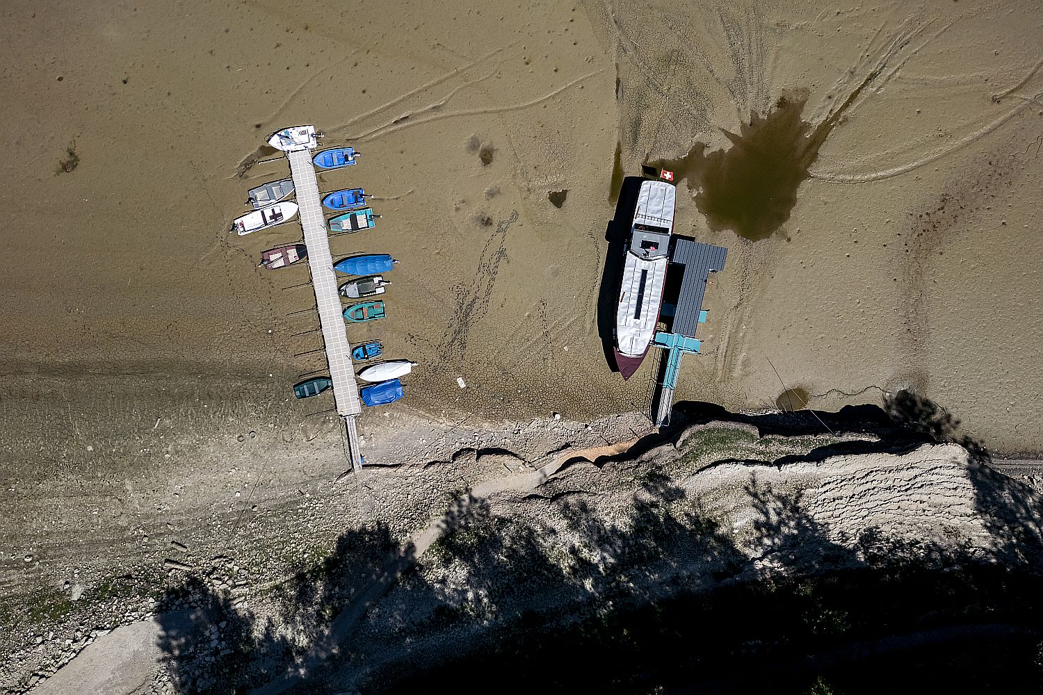 Hajókikötő felülnézetből egy kiszáradt tavon