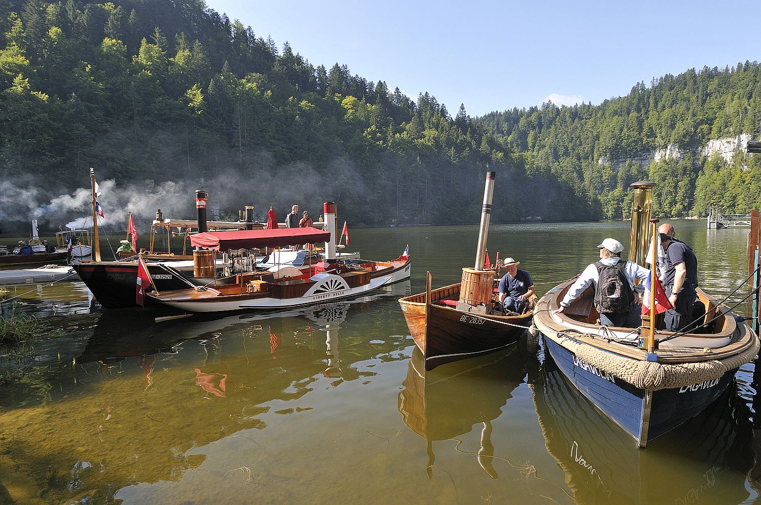 Turistahajók egy hegyi tavon