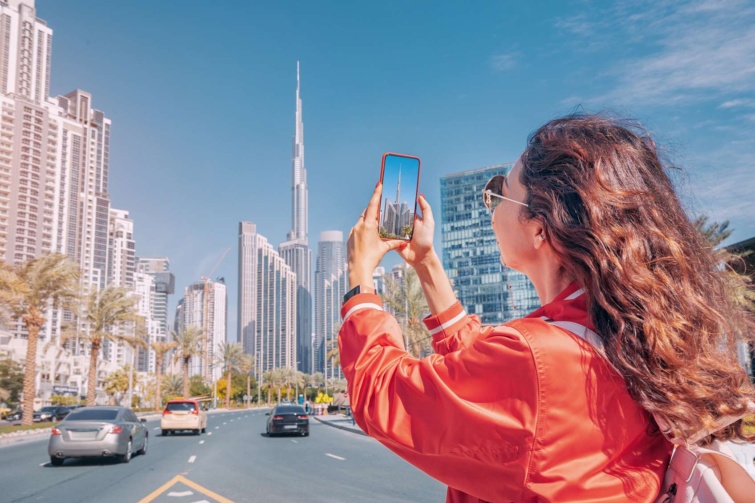dubai turizmus_11zon - Startlap Utazás dubai épületeit fotózó turista
