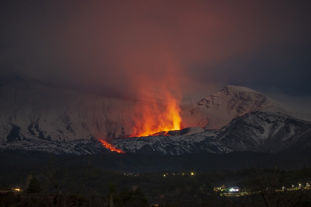 Látványos fotókon a kitörő Etna - Startlap Utazás A szicíliai Etna vulkán kitörés közben