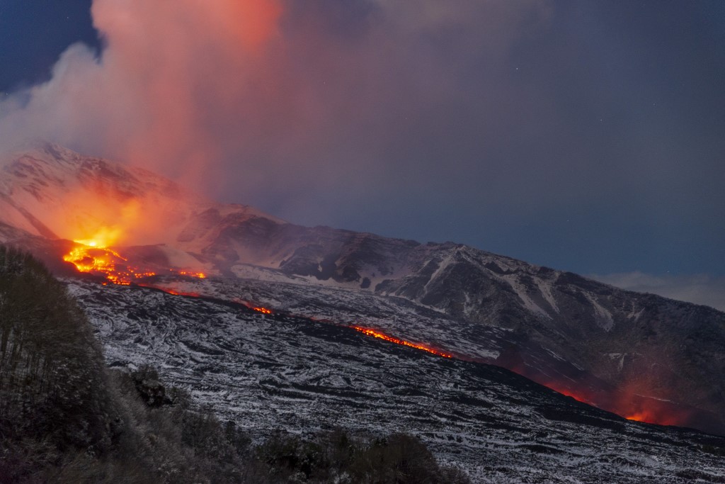A szicíliai Etna vulkán kitörés közben