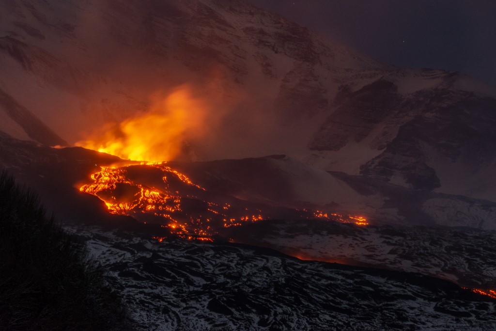 A szicíliai Etna vulkán kitörés közben