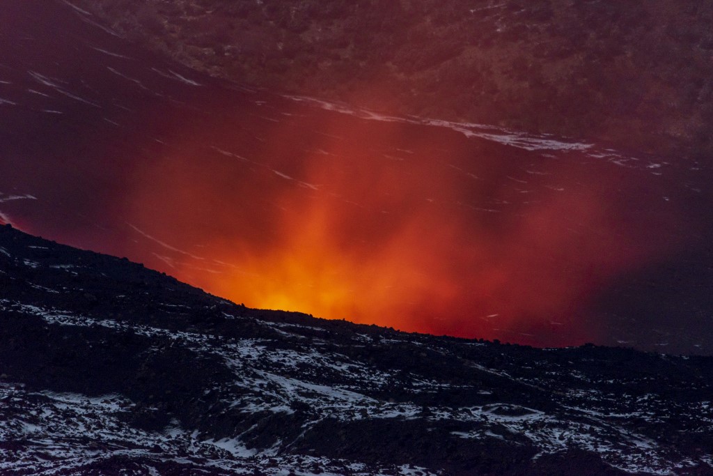 A szicíliai Etna vulkán kitörés közben