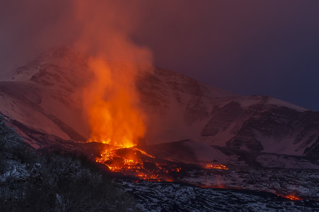 A szicíliai Etna vulkán kitörés közben