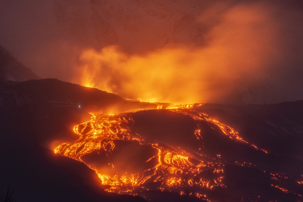 A szicíliai Etna vulkán kitörés közben