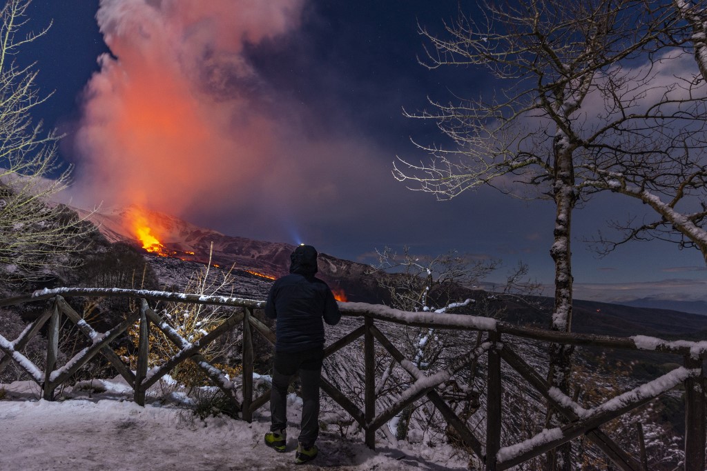 A szicíliai Etna vulkán kitörés közben