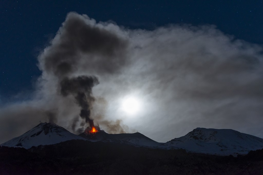 A szicíliai Etna vulkán kitörés közben