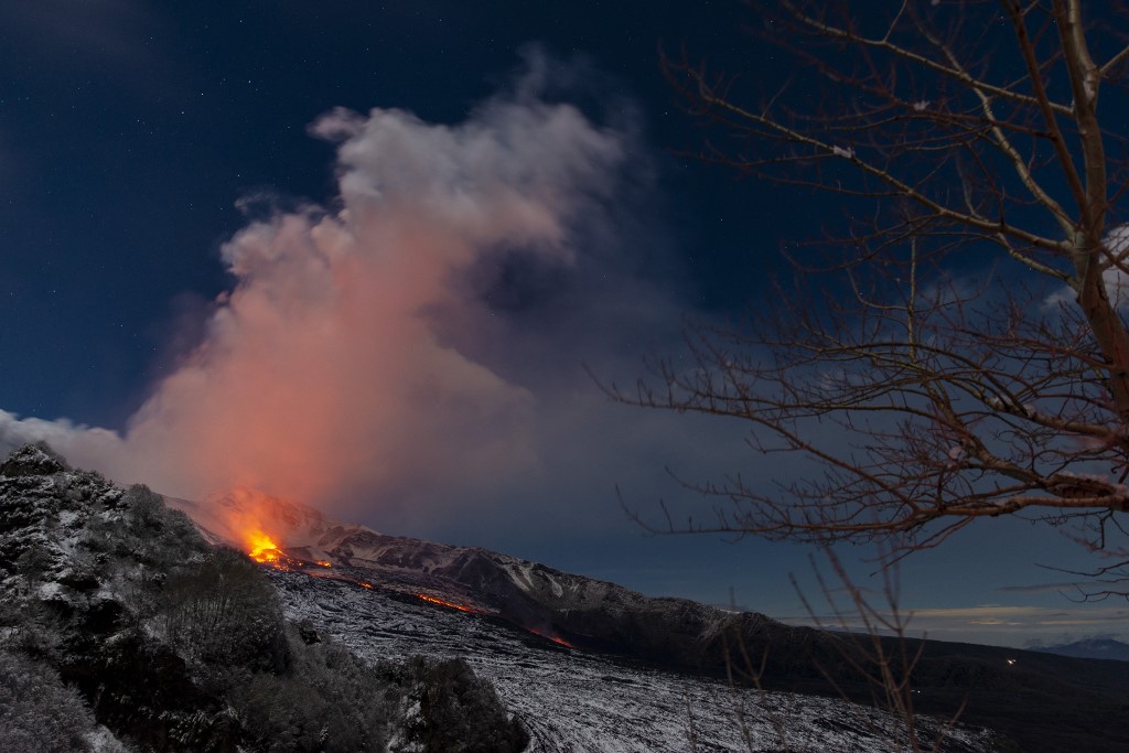 A szicíliai Etna vulkán kitörés közben