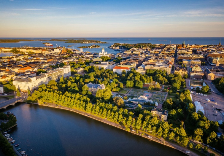 helsinki - Startlap Utazás A látkép Helsinki számos nevezetességét mutatja, köztük a fehér Helsinki székesegyházat, a vöröstéglás Uszpenszkij-székesegyházat, az új óriáskereket, valamint az előtérben elterülő Kaisaniemi Botanikus Kertet.