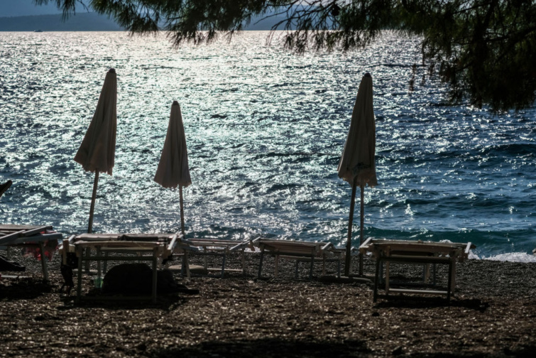 kiürültek a horvát strandok - Startlap Utazás Horvát strand a naplementében, üres ágyakkal