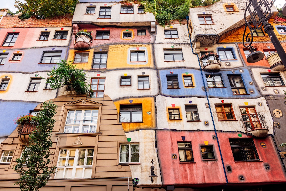 hundertwasser_becs_ - Startlap Utazás Többszínű lakóépületek homlokzatai Bécsben, Ausztriában