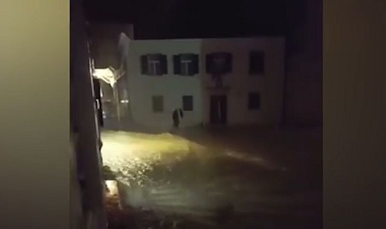 hvar-meteocunami - Startlap Utazás Árvíz egy óvárosi téren sötétben.