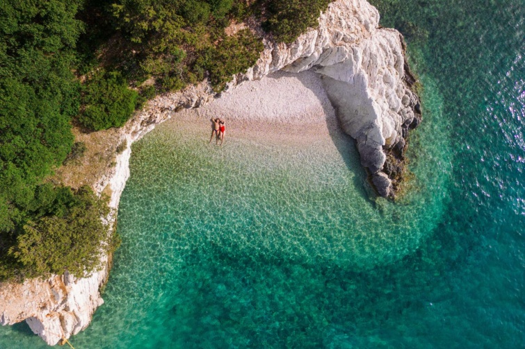 ithaka_11zon - Startlap Utazás mesés strand sziklákkal felülről