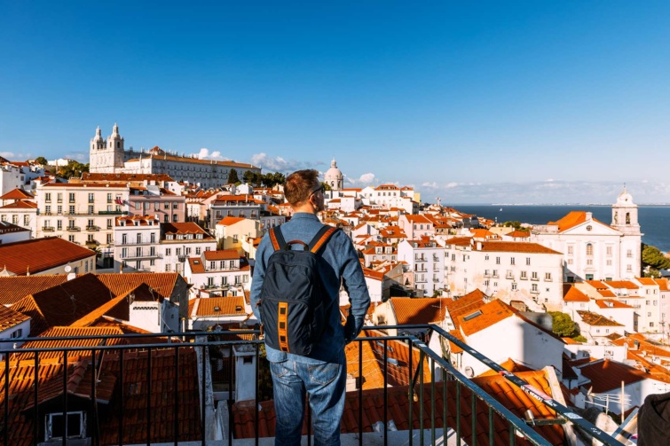 lisszabon portugalia_11zon - Startlap Utazás teraszon álló utazó férfi a várost nézi