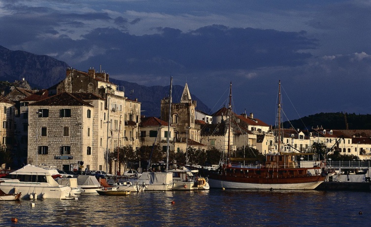 Harbor of Makarska at Twilight - Startlap Utazás Egy mediterrán történelmi város kikötője.