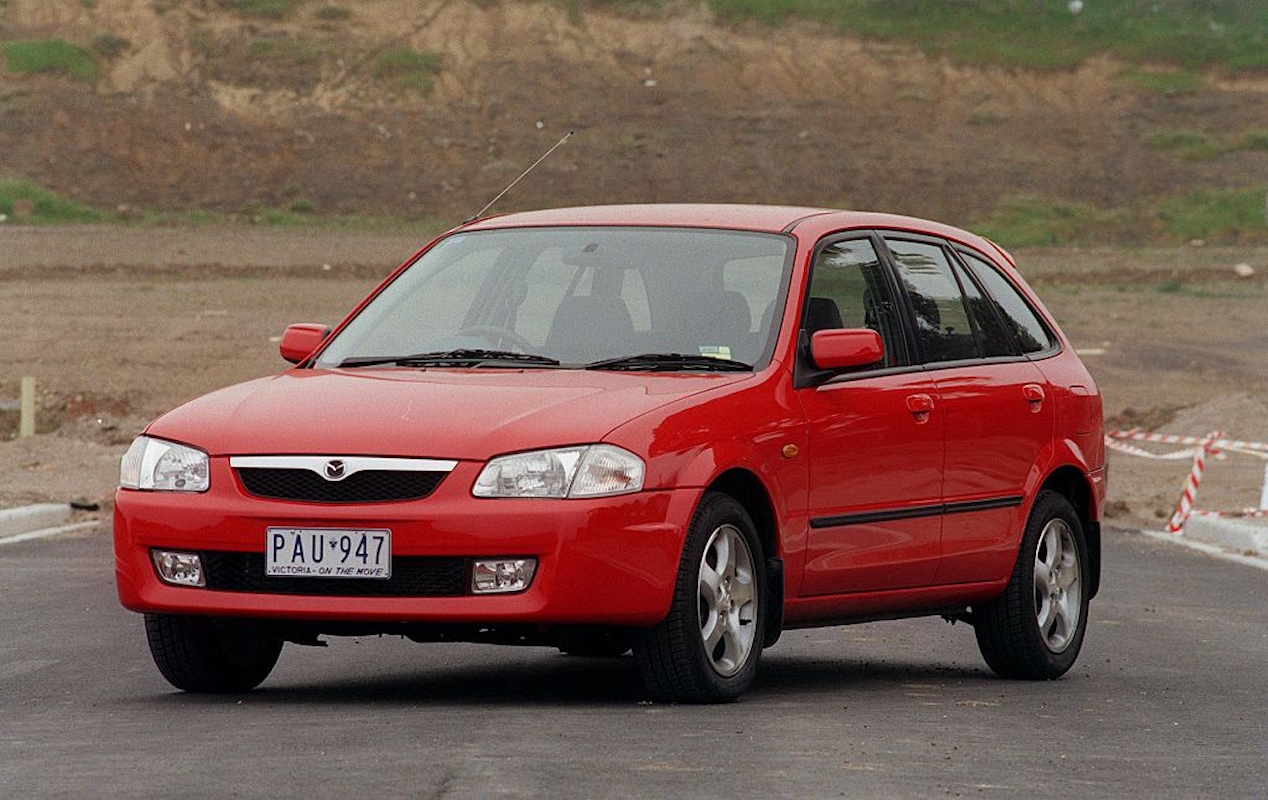 mazda323 - Startlap Utazás Egy piros Mazda 323