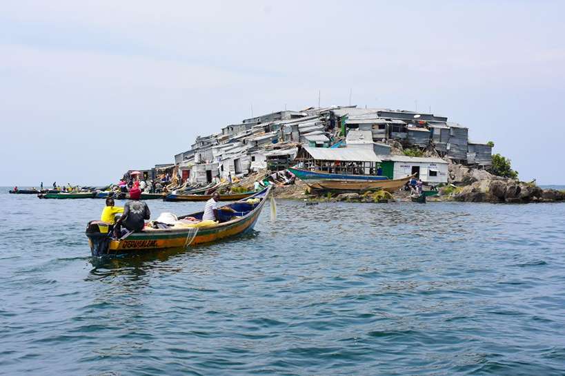 migingo afrika 4_11zon 1 - Startlap Utazás apró sziget bádogépületekkel előtte hajó