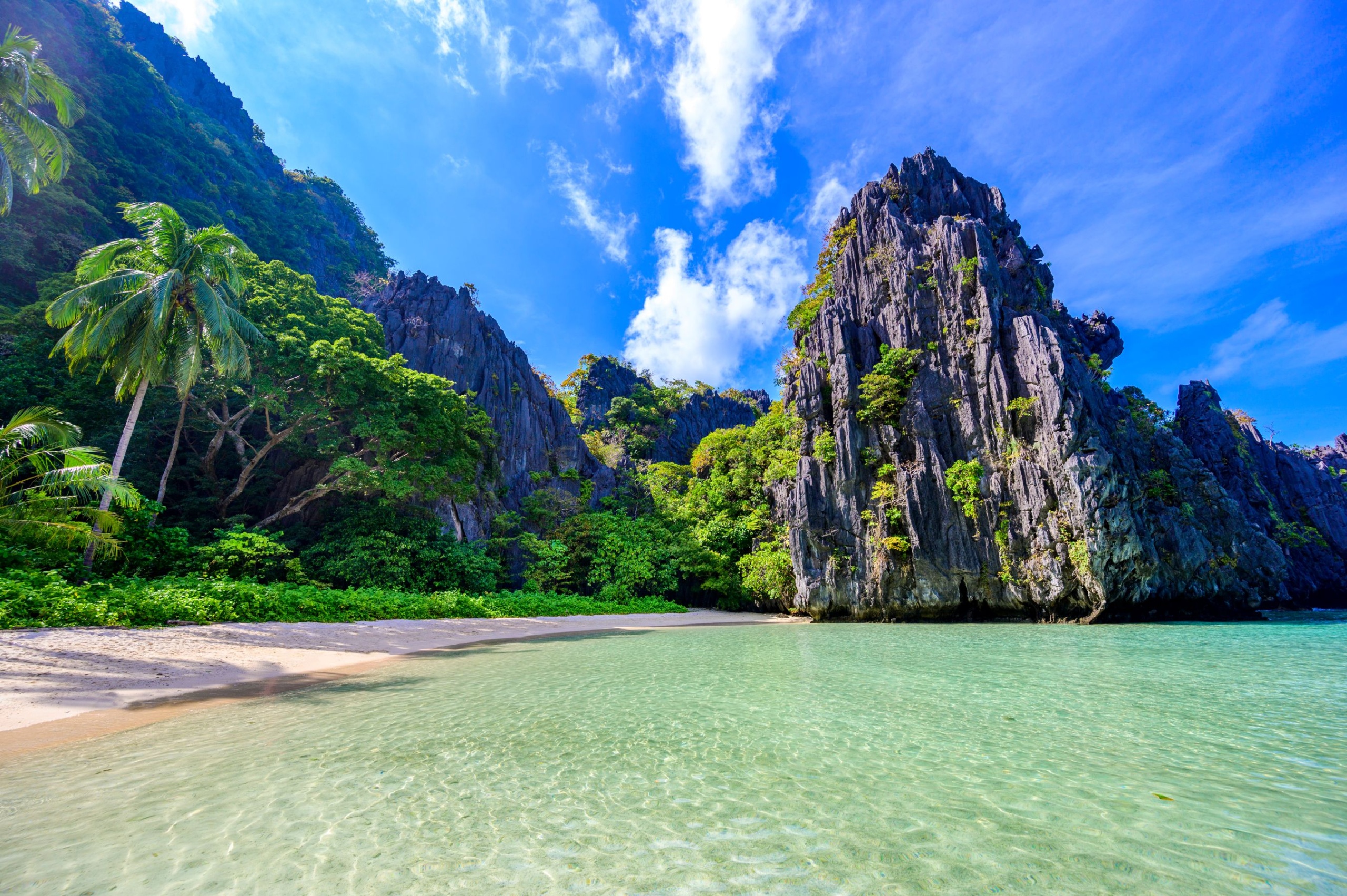 Rejtett strand Matinloc szigetén, El Nido, Palawan, Fülöp-szigetek - - Paradicsomi lagúna és strand trópusi tájon
