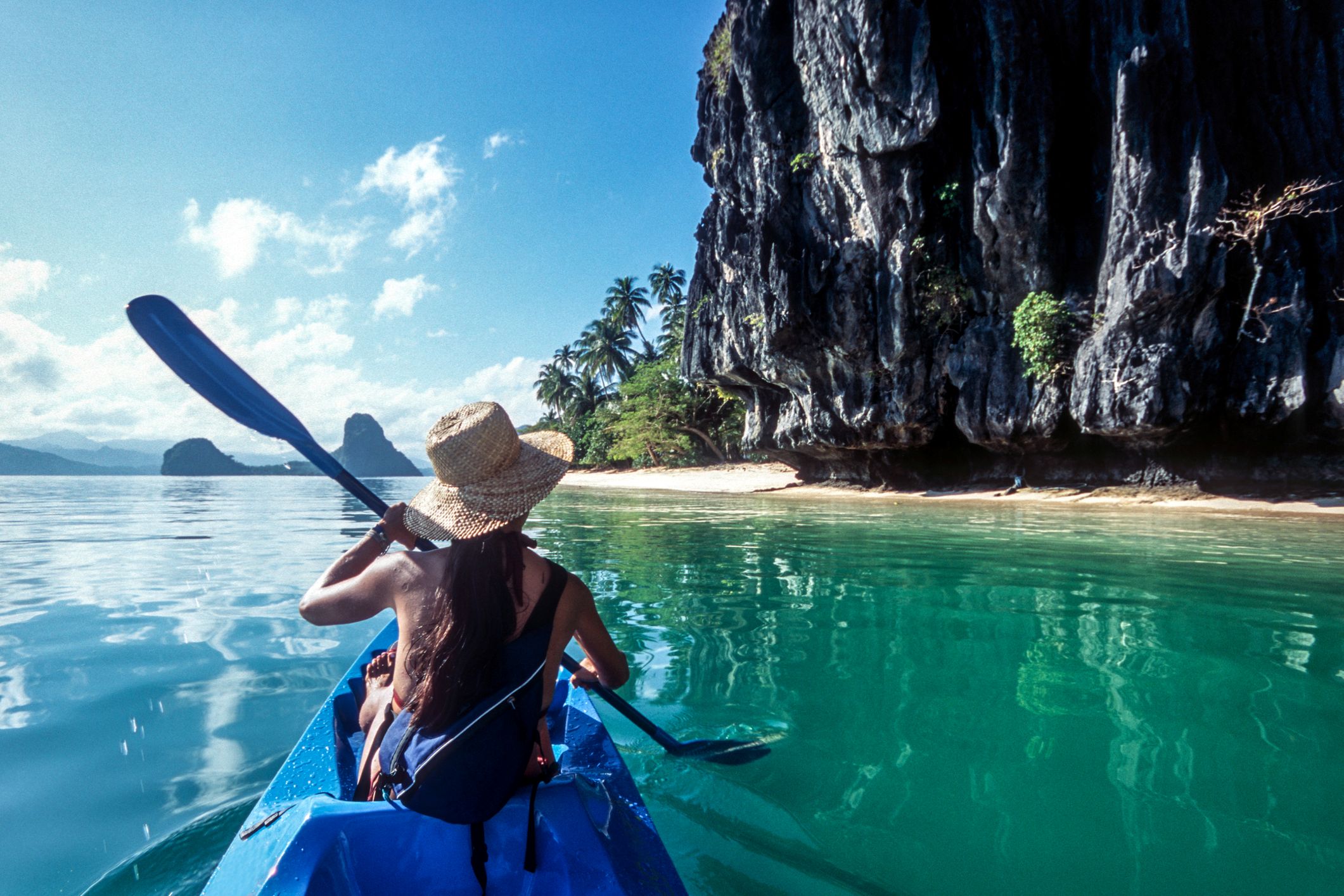Fülöp-szigetek, Palawan, El Nido, tengeri kajakozás a Bacuit-öbölben.