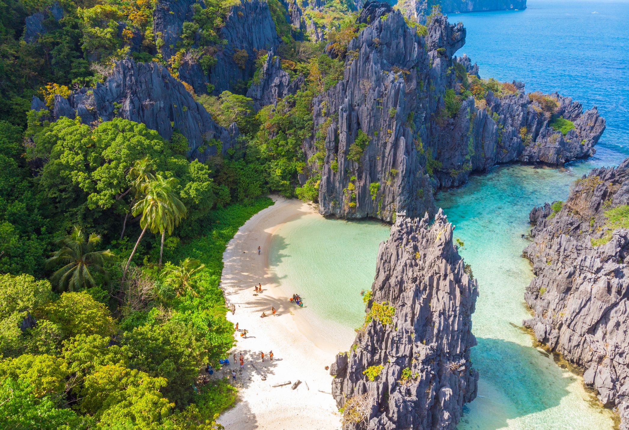 Légifelvétel a Fülöp-szigeteki Palawan tartományban, El Nidóban, a Matinloc-szigeten található Hidden Beachről – „C” túraútvonal – Paradicsomi lagúna és strand trópusi környezetben.