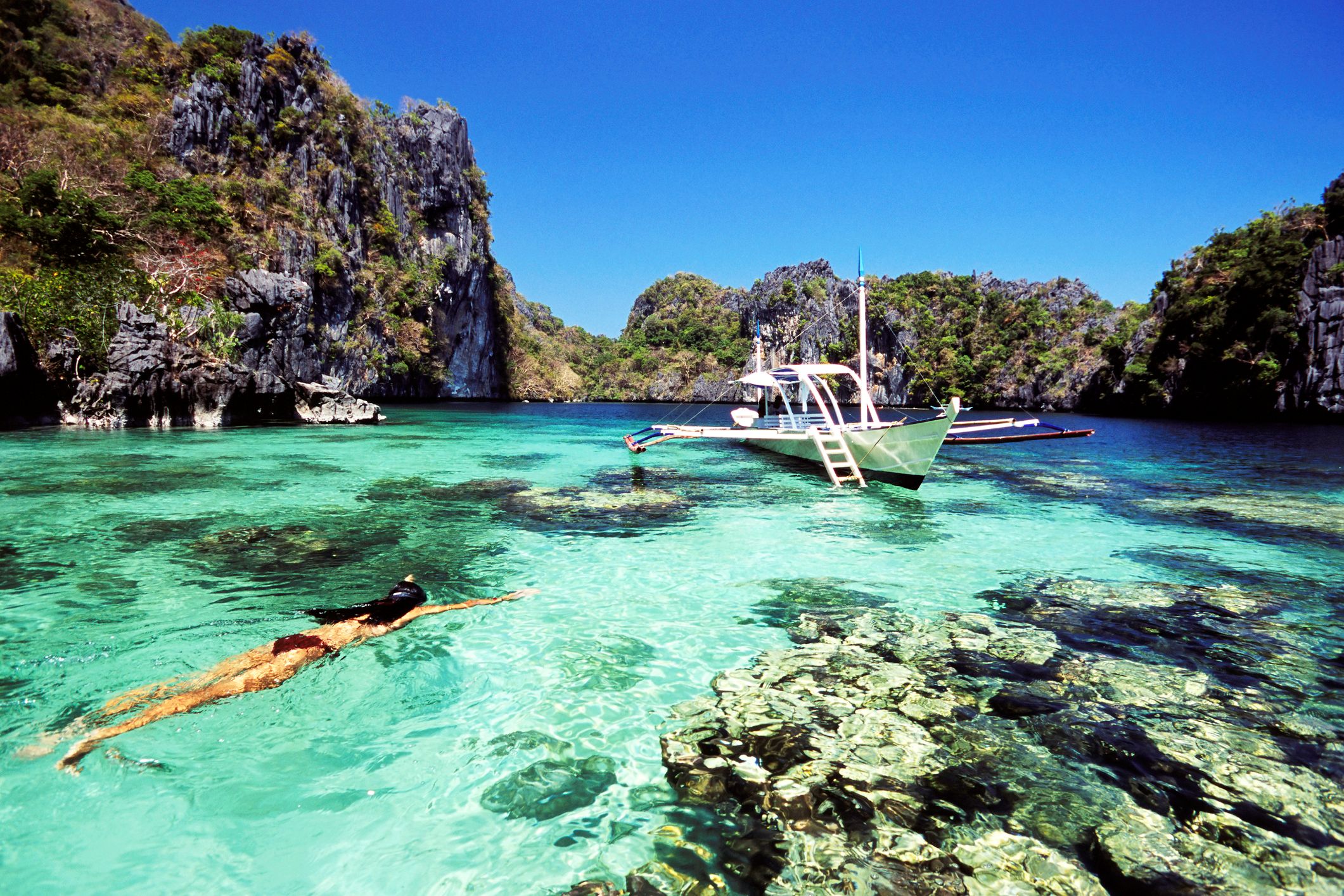 Fülöp-szigetek, Palawan, El Nido, sznorkelezés a Miniloc lagúnában.