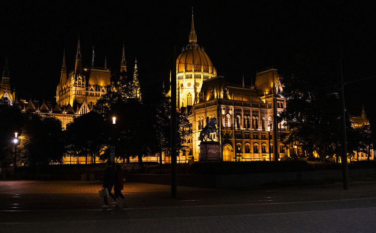 lekapcsolja budapest a díszkivilágítást - Startlap Utazás A budapesti Országház kivilágított épülete a fák árnyékéból