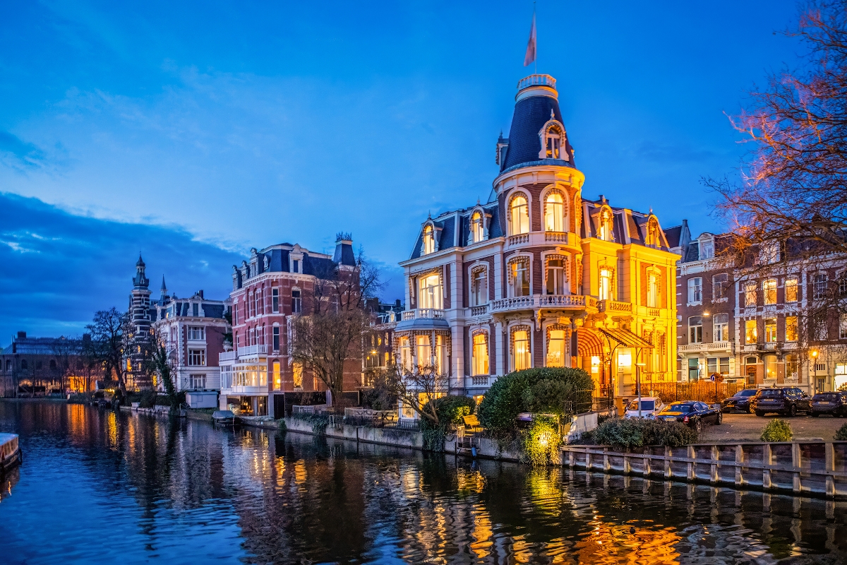 rijksmuseuml_amszterdam_ - Startlap Utazás Este a Singelgracht-csatorna mentén Amszterdamban, Hollandiában, a híres "Voormalig Bolwerk Amstelveen" viktoriánus házzal.