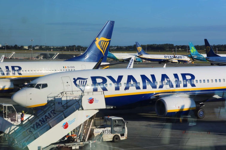 ryanair gép parkol a kifutón