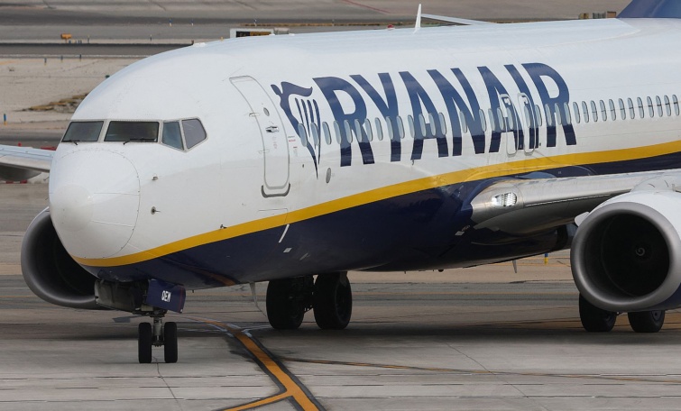 Barcelona-El Prat Airport - Startlap Utazás A Ryanair légitársaság egyik repülőgépe a kifutón.